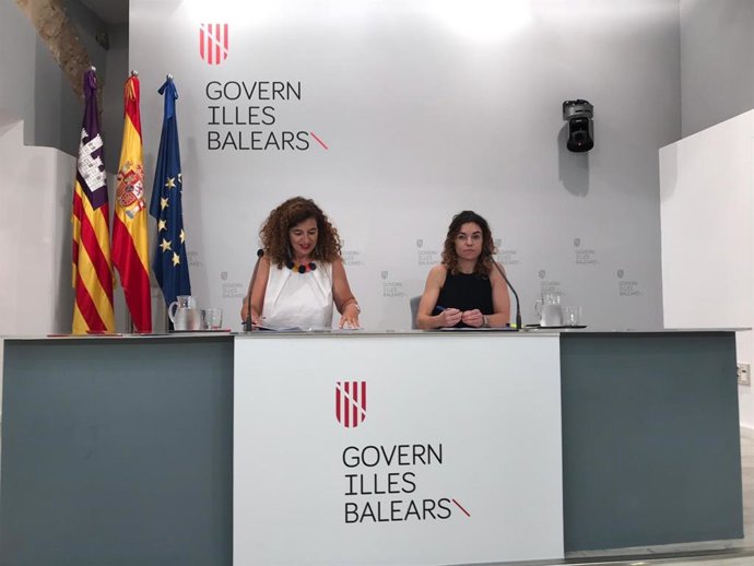 La portaveu del Govern, Pilar Costa, i la consellera d'Hisenda i Relacions Exteriors, Rosario Sánchez