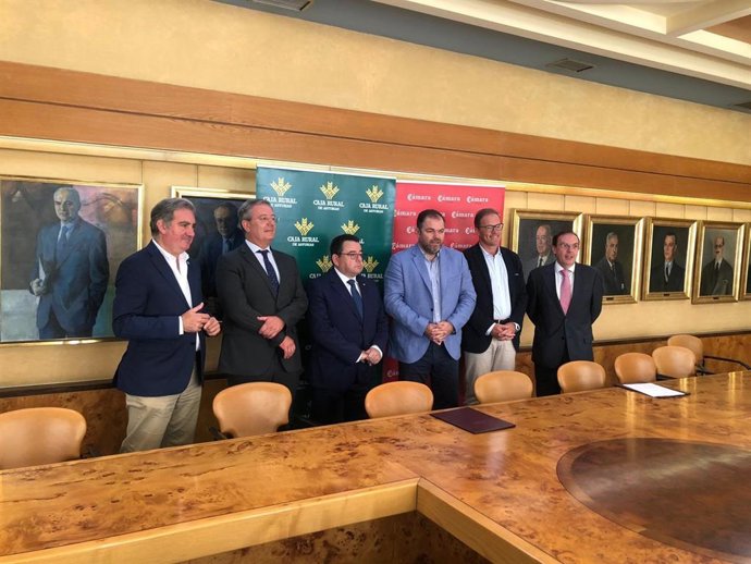 En el centro  el presidente del Consejo Rector de Caja Rural de Asturias, Fernando Martínez, y  el presidente de la Cámara de Comercio de Oviedo, Carlos Paniceres, además de otros miembros de la Cámara de Comercio de Oviedo y Caja Rural.