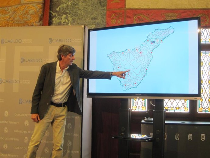 El director insular de Fomento y Movilidad, Miguel Becerra, presenta el mapa insular de electrolineras