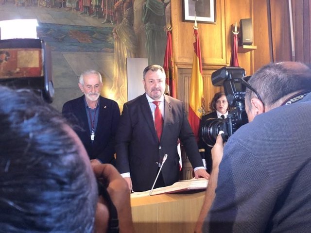 Eduardo Morán jura su cargo como presidente de la Diputación.