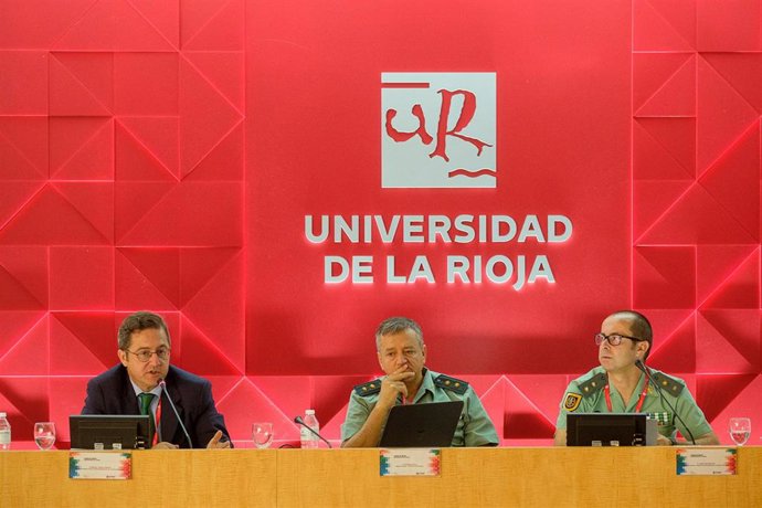 En el centro, el teniente coronel Esteban Avila, encargado del proyecto GAR-SI Sahel, en su intervención en el curso de verano de la UR.