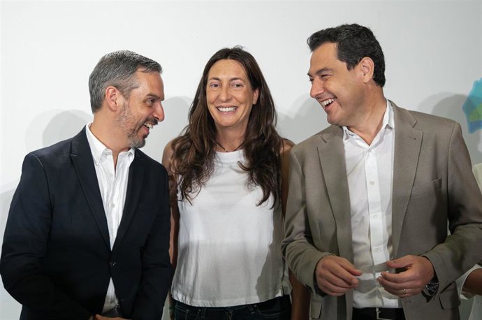 De izquierda a derecha, el consejero de Hacienda, Industria y Energía, Juan Bravo; la secretaria general del PP-A, Loles López, y el presidente de la Junta de Andalucía y el PP-A, Juanma Moreno, en un acto del PP en Carmona (Sevilla).