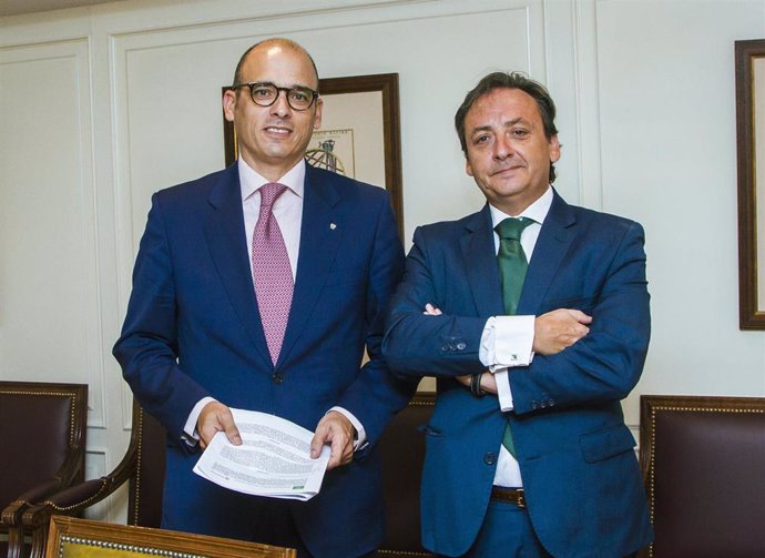 El director de la Agencia Tributaria de Andalucía, Domingo Moreno, y el director general de Aeproser, Julio Marcos García Maceiras, en la firma del convenio de colaboración.