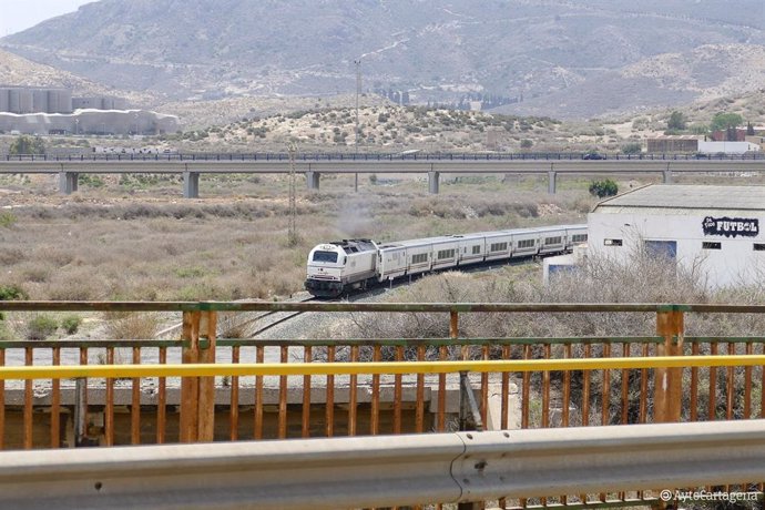 Un tren circulando por las vías en Cartagena