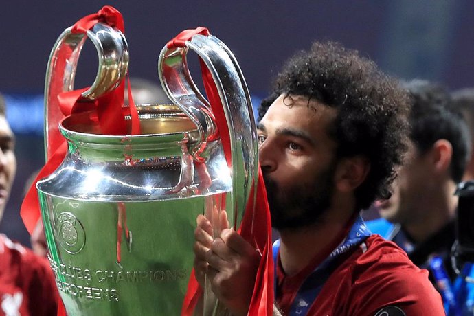 01 June 2019, Spain, Madrid: Liverpool's Mohamed Salah celebrates with the UEFA Champions League Trophy after the UEFAChampions League final soccer match between Tottenham Hotspur and Liverpool at Wanda Metropolitano Stadium. Photo: Peter Byrne/PA Wire
