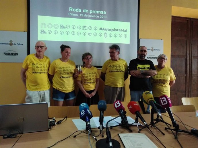 Plataforma Antiautopista en una roda de premsa al centre social Flassaders de Palma.