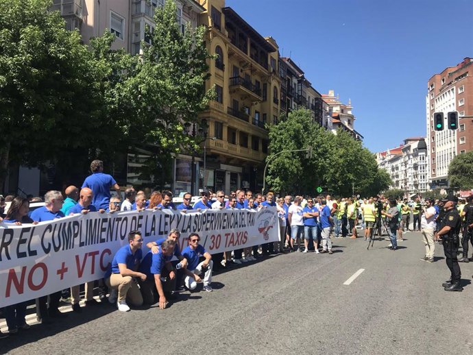 Taxistas y policías locales cortan la calle Jesús de Monasterio con sus protestas en el día que arranca la Semana Grande