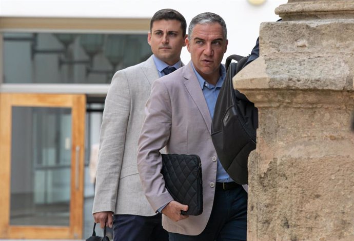 El consejero de Presidencia, Elías Bendodo (d) llegando a la segunda jornada del Pleno del Parlamento andaluz. Foto de archivo