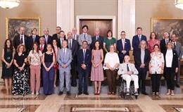 Su Majestad la Reina junto a representantes de los Comités de FEDER y Fundación FEDER