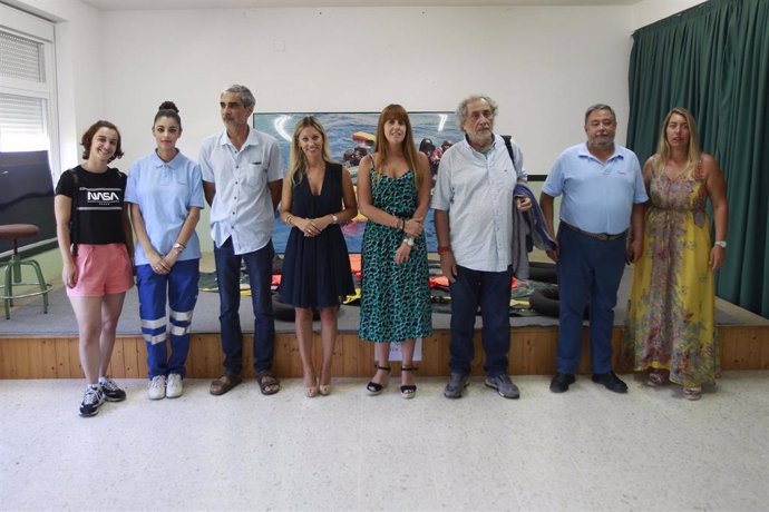 Lucía Trujillo junto con el resto de representantes tras la visita a la exposición