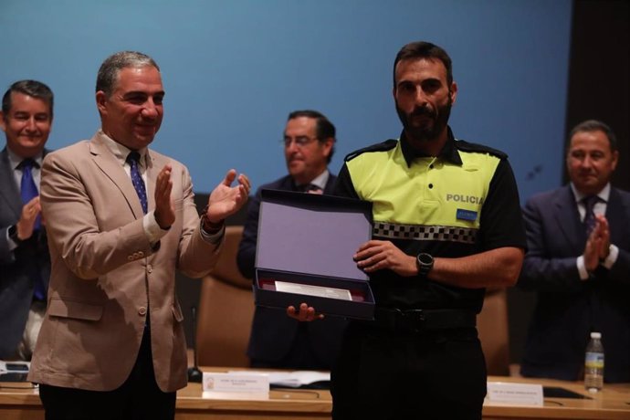 El consejero de la Presidencia, Administración Pública e Interior presidiendo la clausura de la XLIV Promoción del Curso de Ingreso en los Cuerpos de la Policía Local de Andalucía, que han completado 129 alumno