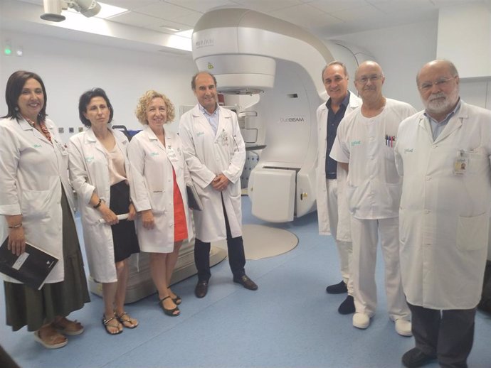 Diversos profesionales sanitarios en la presentación del nuevo acelerador lineal adquirido por el Hospital Clínico Universitario Lozano Blesa.