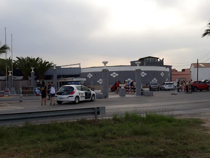 Jóvenes y fuerzas de seguridad a los alrededores del lugar donde se iba a celebrar el Festival Marenostrum Xperience