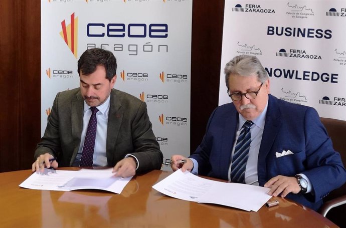 Ricardo Mur y Manuel Teruel firman el acuerdo.