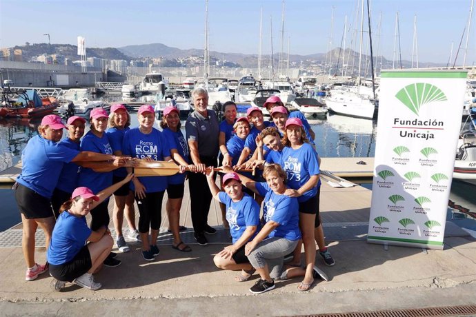 Equipo de remeras formado por supervivientes de cáncer de mama que impulsan Fundación Unicaja y la Asociación Deportiva Málaga Dragon Boat