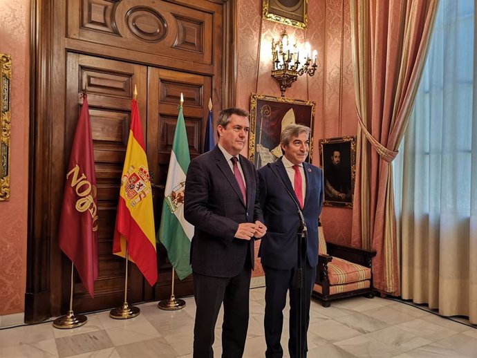 El alcalde de Sevilla, Juan Espadas, y el delegado del Gobierno en Andalucía, Lucrecio Fernández.