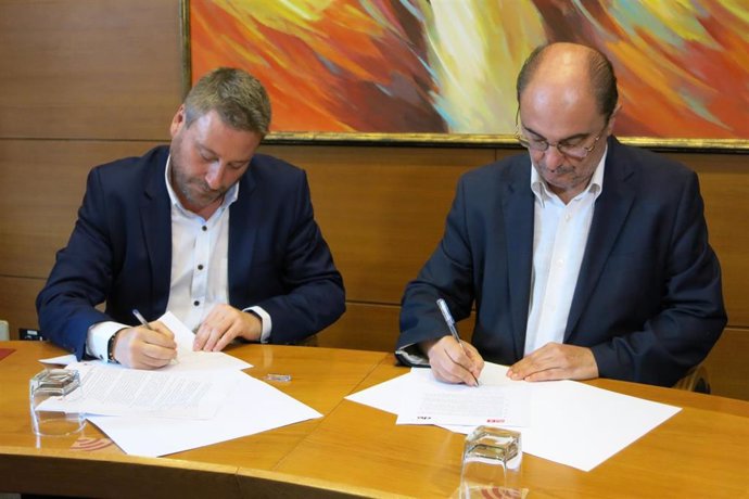 El secretario general del PSOE-Aragón, Javier Lambán, y el presidente de CHA, José Luis Soro, firman el acuerdo de investidura que contempla 50 medidas.