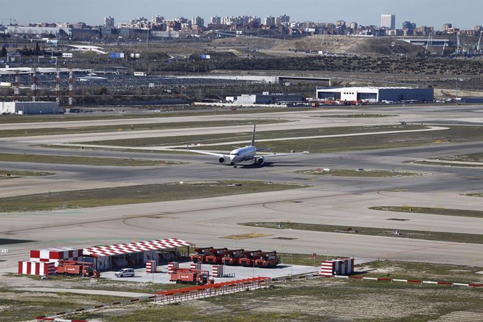 Aeropuerto Barajas, pista de aterrizaje y despegue, pista, vista del aeropuerto de Barajas desde la torre de control, avión de aerolíneas Unided