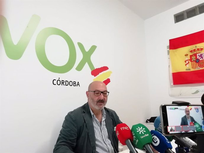 El portavoz de Vox en el Parlamento de Andalucía, Alejandro Hernández, en la sede de su partido en Córdoba.