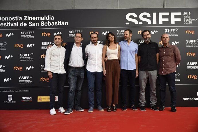 El director Aitor Arregi (3i), la actriz Belén Cuesta (4i) y el director Jon Garaño (6i), entre otros, durante la presentación en Madrid de la sección de cine español del Festival de San Sebastián.