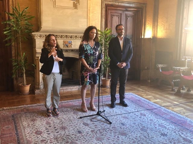 La presidenta del Consell de Mallorca, Catalina Cladera, i l'alcalde de Palma, José Fila, després de la seva primera reunió oficial després de prendre possessió dels seus càrrecs.