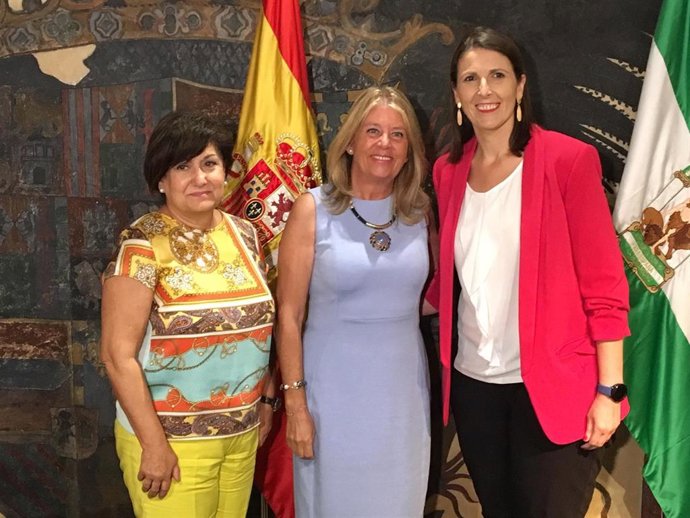 La directora general de Educación de Marbella, Carmne Díaz (i), la alcaldesa marbellí, Ángeles Muñoz, y la delegada territorial de Educación, Mercedes García Paine.