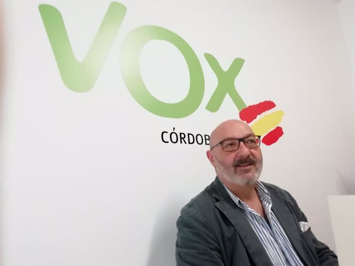 El portavoz de Vox en el Parlamento de Andalucía, Alejandro Hernández, en la sede de su partido en Córdoba 2