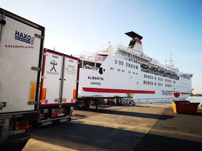 Camiones frigoríficos se preparan para embarcar en un ferri en el Puerto de Almería