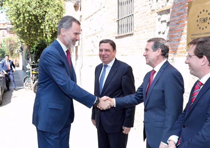 El Rey Felipe VI (1i), saluda al presidente de la FEMP y alcalde de Vigo, Abel Caballero (3i), junto al ministro de Agricultura, Pesca y Alimentación en funciones, Luis Planas (2i) y el alcalde de Madrid, José Luis Martinez- Almeida (4i), a su llegada a