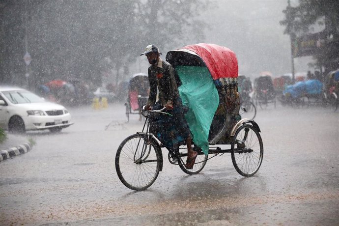 Carricoche durante lluvias monzónicas en Bangladesh