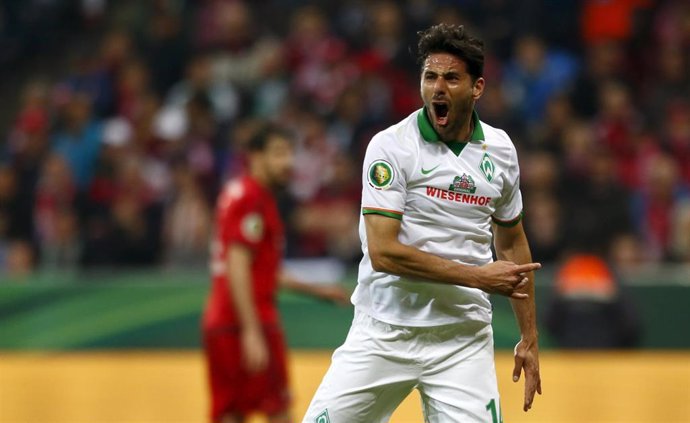 Claudio Pizarro jugando con el Werder Bremen ante el Bayern Munich