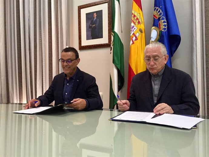 El presidente de la Diputación de Huelva, Ignacio Caraballo, y el párroco de La Palma, José Silvestre.