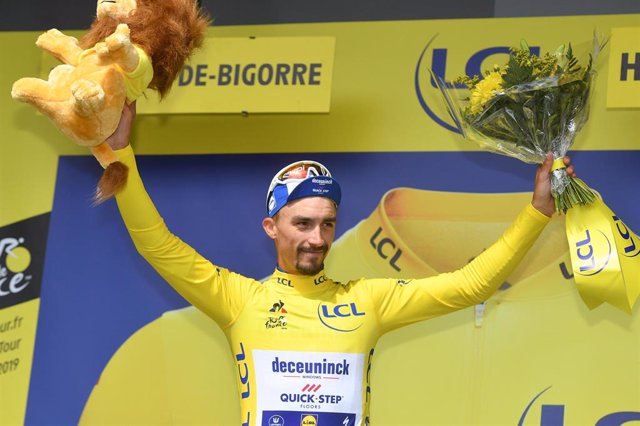 Julian Alaphilippe con el maillot amarillo del Tour