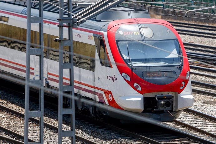 Un tren de Renfe en los andenes de la estación de Puerta de Atocha.