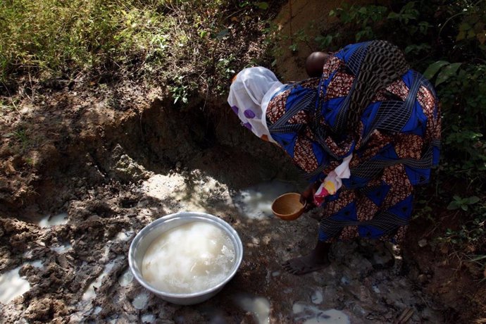 Uno de los charcos donde se abastecían de agua algunos habitantes de Benín, en África Occidental