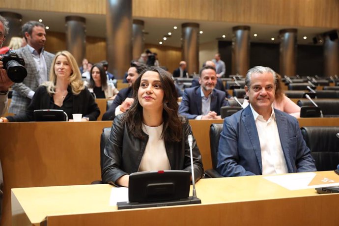 La portavoz nacional de Cs, Inés Arrimadas, y el diputado electo de Ciudadanos por Madrid, Marcos de Quinto, durante la primera reunión de los diputados electos del partido liberal.  