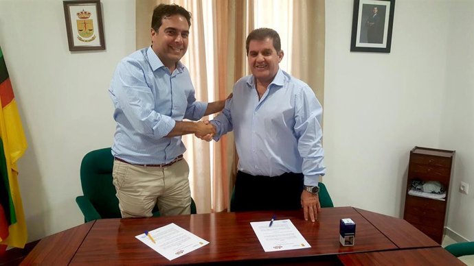 El alcalde de Jabugo y un representante de El Pozo.