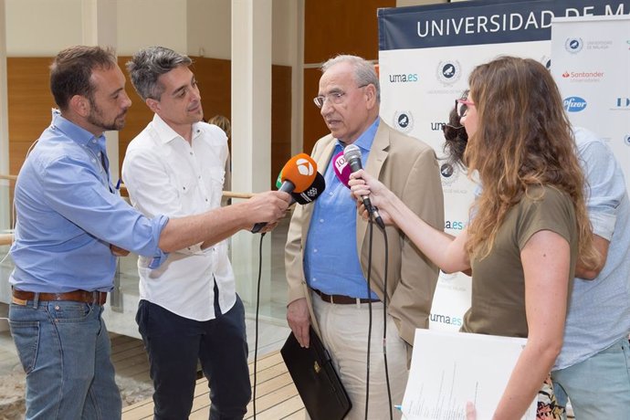 Alfonso Guerra atiende a los medios.