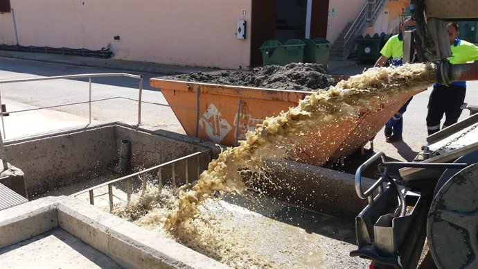 Descarga de un camión mixto