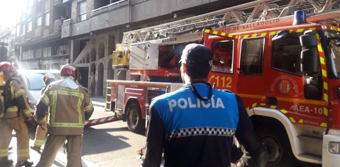 Sucesos.- Los bomberos apagan un pequeño fuego en el horno de una cocina en Vall