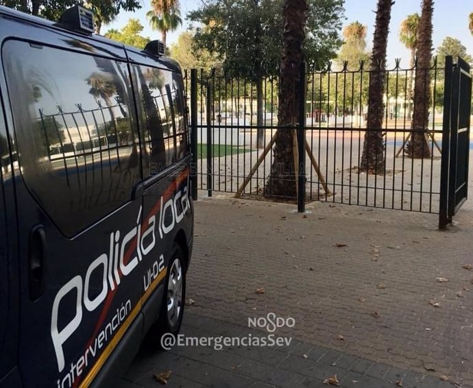 Furgón policial desplazado hasta el parque de Sevilla Este objeto de la convocatoria
