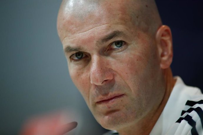 El entrenador del Real Madrid, Zinadine Zidane, ofrece declaraciones a los medios de comunicación tras uno de sus primeros entrenamientos de su segunda etapa al frente del equipo de fútbol.
