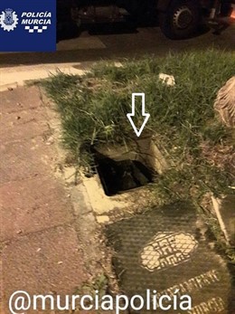 Imagen de la tapa de alcantarillado afectada por la explosión