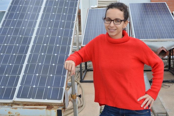 Imagen adjunta de la investigadora Lucía Serrano en una instalación fotovoltaica de la UPCT.