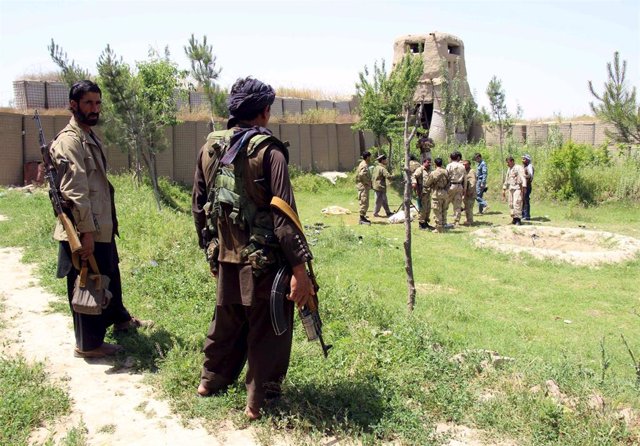 Policías y militares afganos desplegados en la provincia afgana de Kunduz