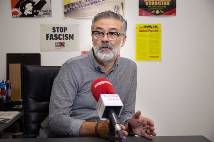 El diputat de la CUP al Parlament de Catalunya, Carles Riera, durant una entrevista per a Europa Press.