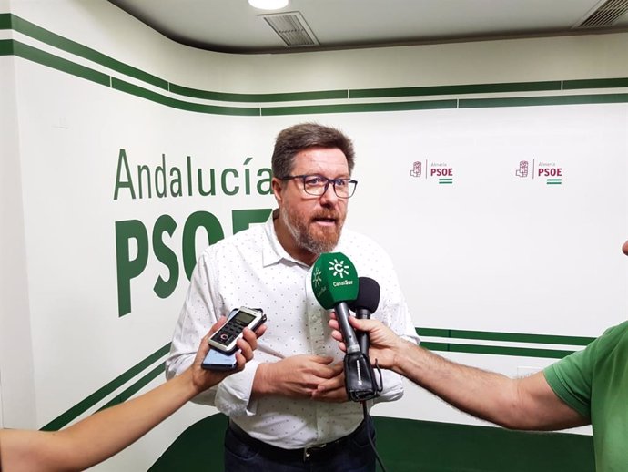 El portavoz adjunto del Grupo Parlamentario Socialista, Rodrigo Sánchez Haro, atiende a periodistas