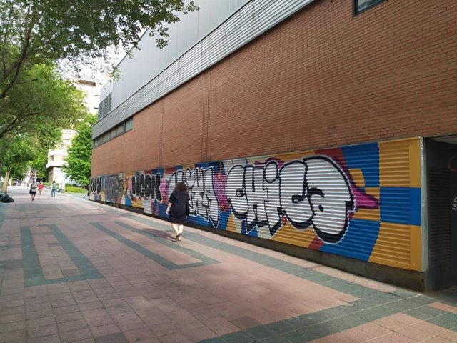 Mural del Centro Dotacional Integrado de Arganzuela con pintadas de grafiteros