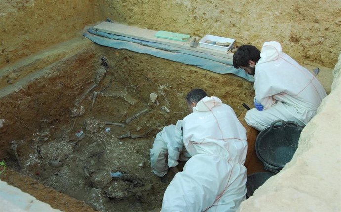 Imagen de la exhumación de represaliados franquistas en la fosa 113 de Paterna (Valencia).  