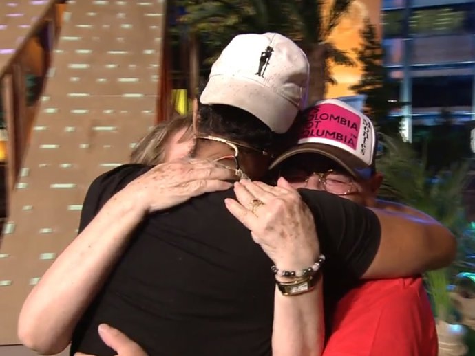 Omar Montes y sus abuelos en las instalaciones de Mediaset